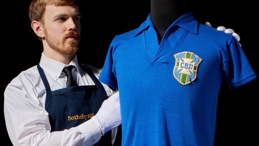 La camiseta de Pelé que puede batir el récord en una subasta
