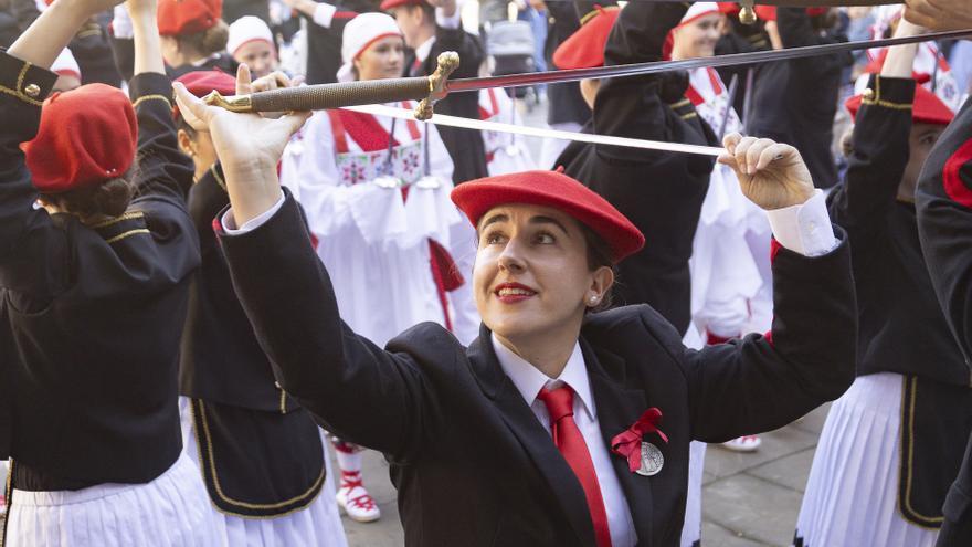 Elgoibar baila al ritmo de las espadas en la celebración de la fiesta de la Virgen del Rosario