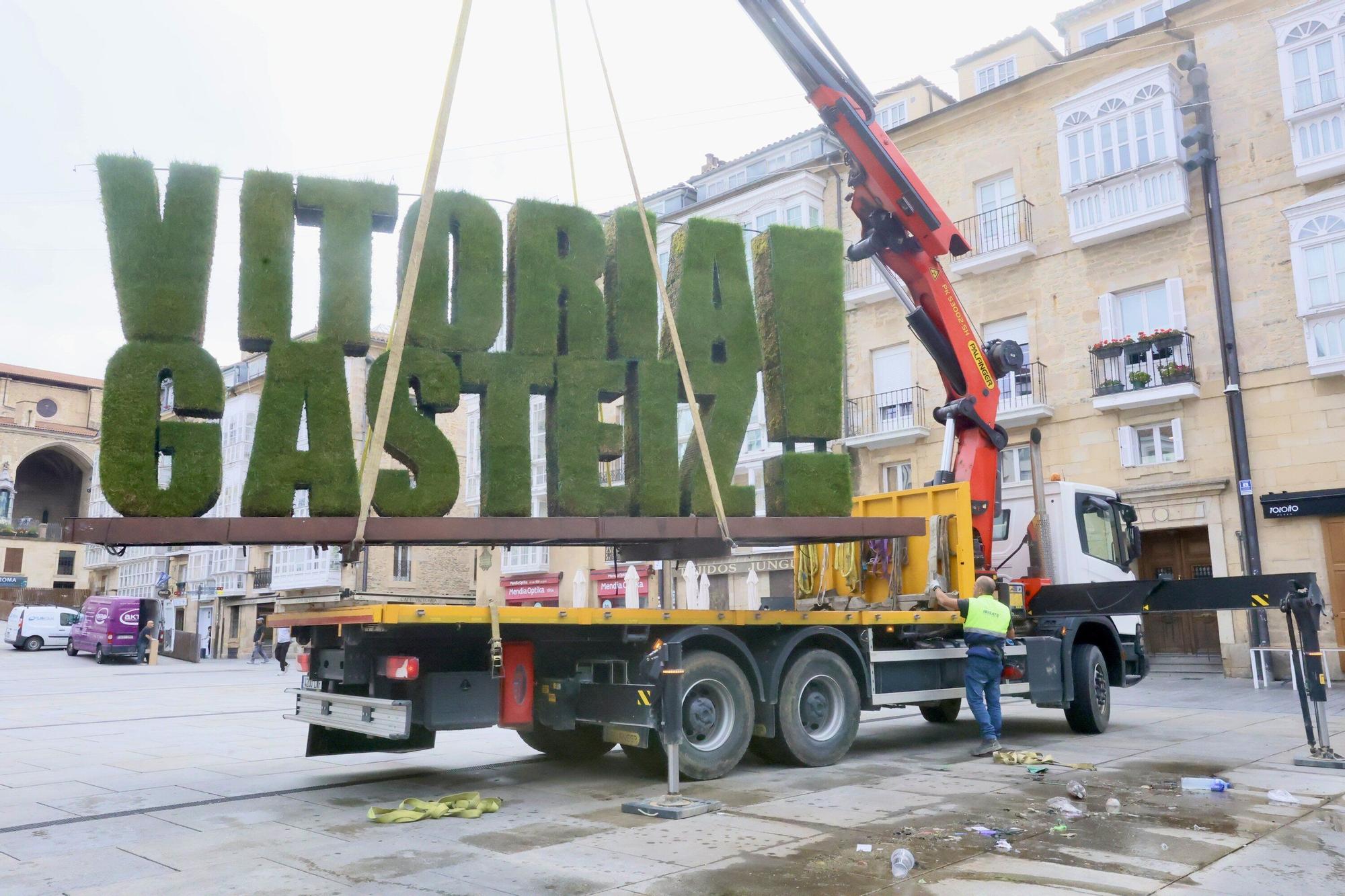 Retirada estatua vegetal de la Virgen Blanca con motivo de las fiestas de Vitora-Gasteiz