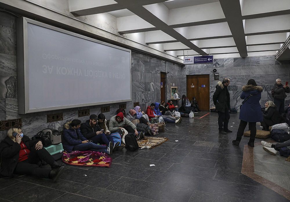 El metro de Kiev, refugio improvisado de miles de ucranianos