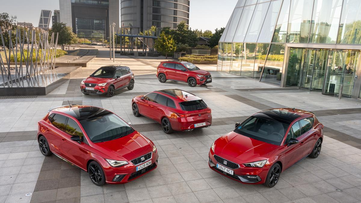 Posado del clan FR 75 Aniversario, con el Arona y el Ateca atrás, y el Ibiza y los dos formatos León delante.