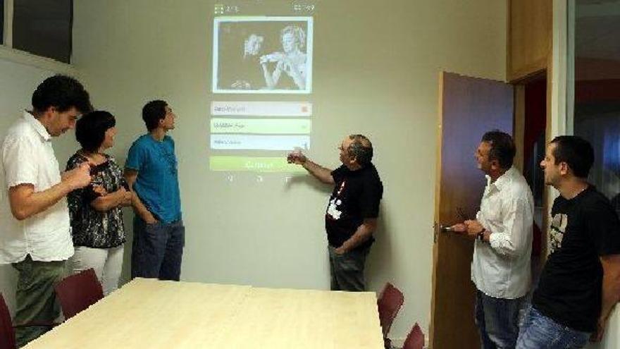 Luis Fernández, de la empresa Codesyntax, muestra el funcionamiento del juego de preguntas y respuestas que han creado para teléfonos móviles y ‘tablets’. Fotos: N.G.