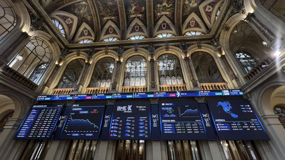 Varios paneles y monitores muestran en el parqué madrileño la evolución de la Bolsa española.