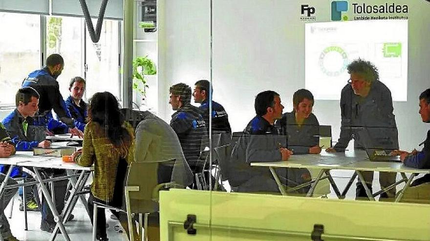 Tolosa: Hegaztientzat habiak eraikitzen ikastkeo tailerra antolatu dute