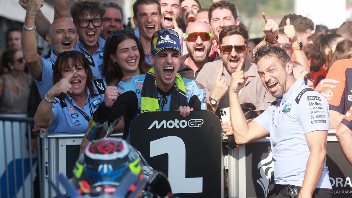Fermín Aldeguer celebra junto a su equipo su primera victoria en MotoGP, lograda en el Gran Premio de Indonesia.