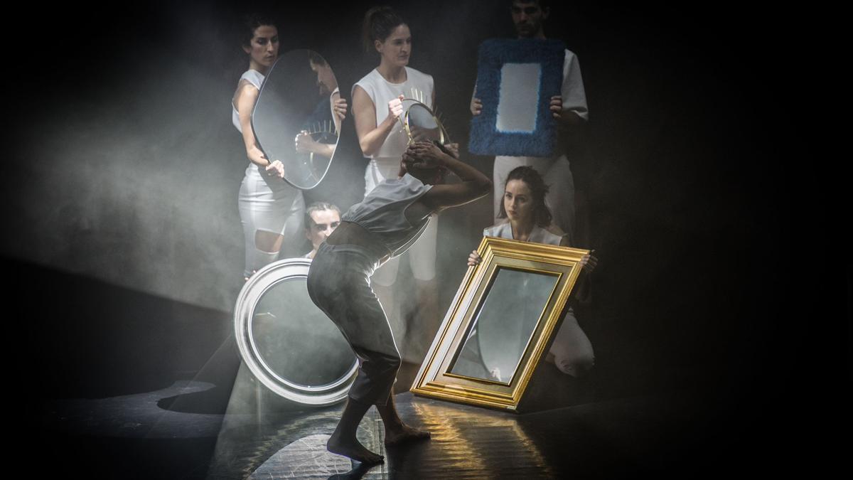 Trajes diseñados por Jon Alkainpara el colectivo de baile Kimuak dentro del festival Generorantz.