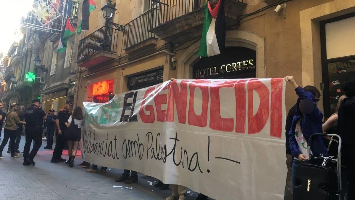 Los manifestantes propalestina frente a la entrada del Hotel Cortés de Barcelona.