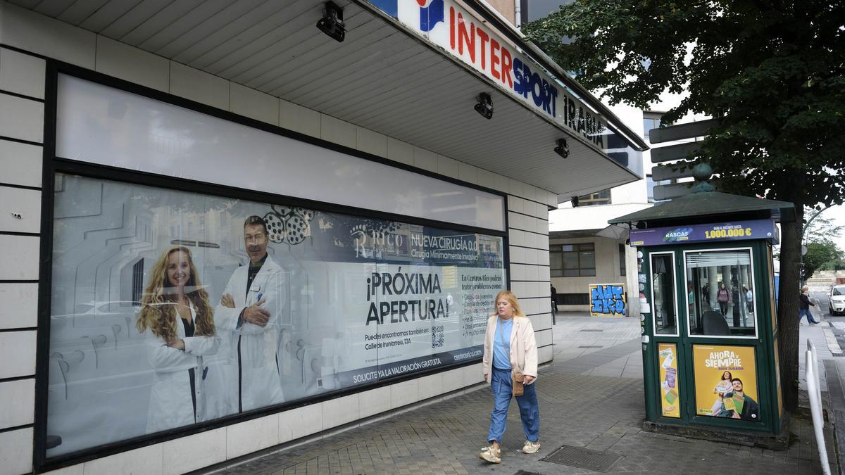Cartel que anuncia la próxima apertura de la clínica.