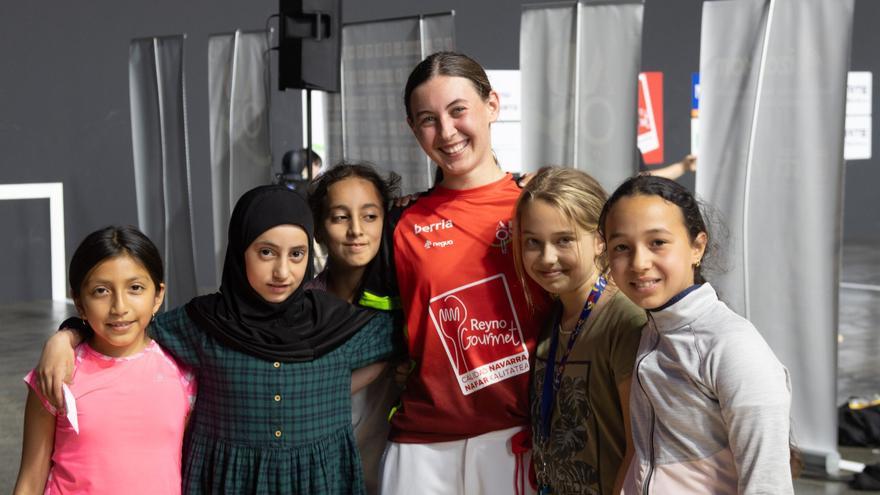 Zestoa impulsa un programa para animar a las niñas musulmanas a jugar a la pelota