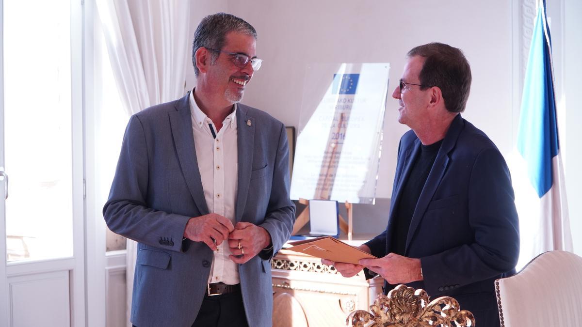 Eneko Goia y Eduardo Paes, en el Ayuntamiento de Donostia