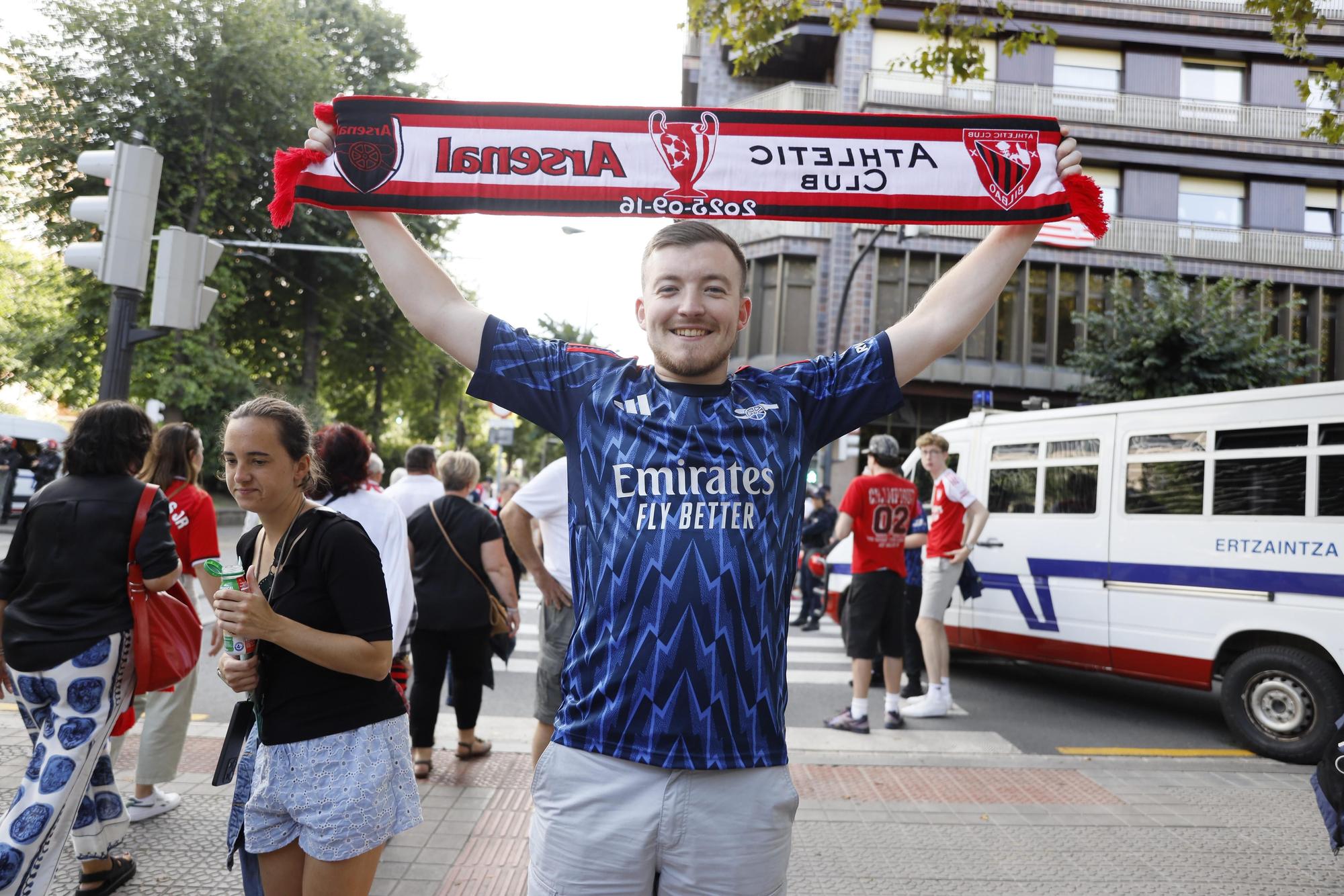 En imágenes: los aficionados del Arsenal y el Athletic calienta motores antes del primer partido de la Champions en San Mamés