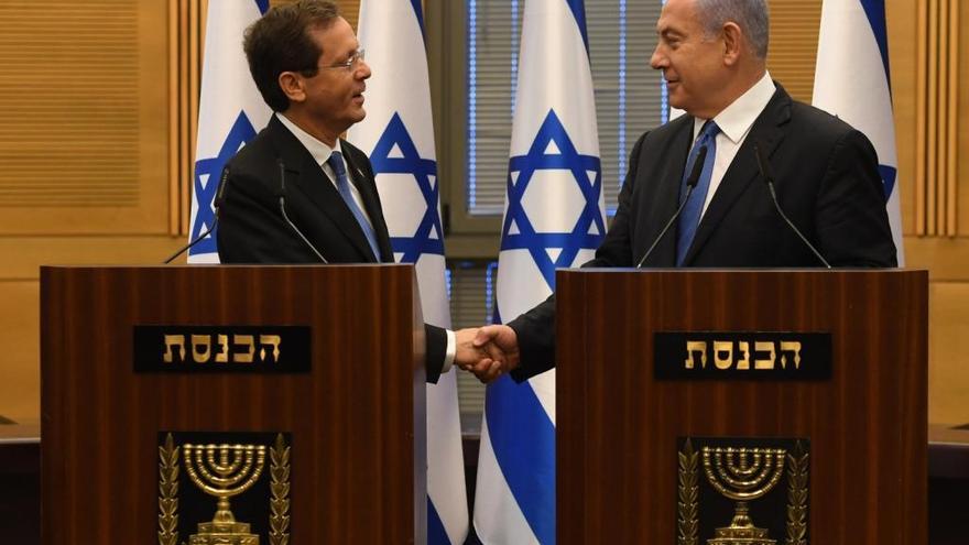 Isaac Herzog, a la izquierda, saluda al primer ministro, Benjamin Netanyahu, tras la votación en el Parlamento.