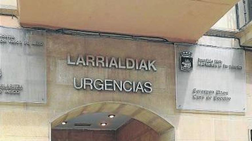 Una mujer pasa frente a la Casa de Socorro de la calle Bengoetxea.