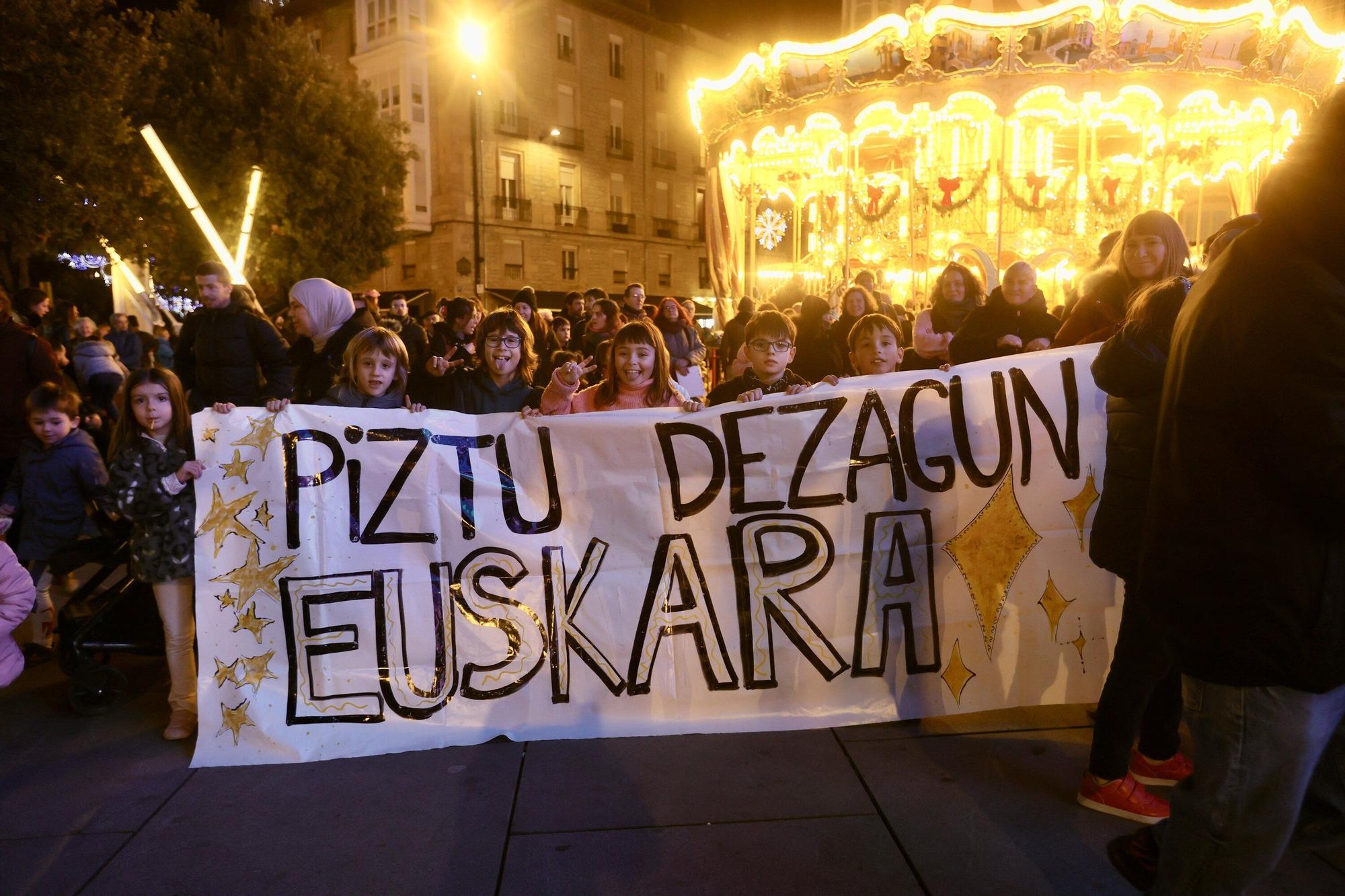 En imágenes: Encendido de 365 velas en la plaza de la Virgen Blanca para reivindicar el euskera