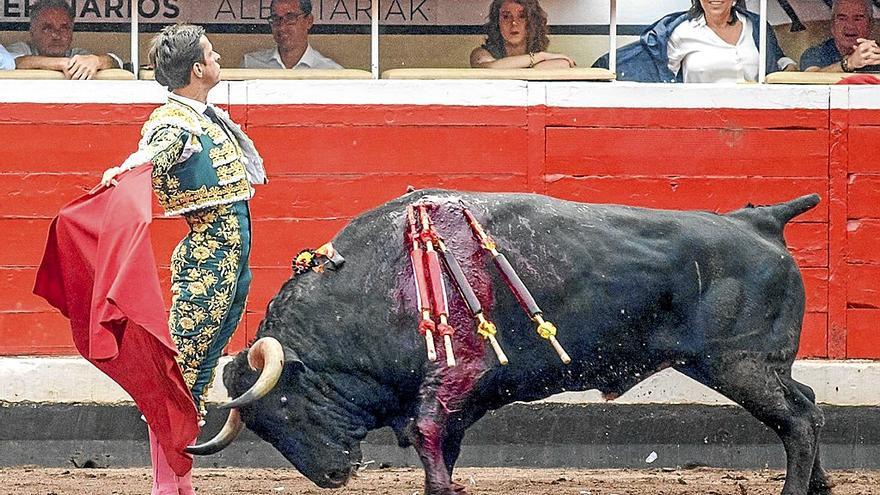 El Juli, a pies juntos y mirando al tendido de Bilbao, ese que tanto le ha querido, en el día de su despendida.