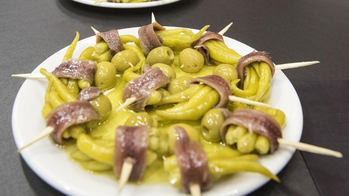 Un plato con varios pintxos de gilda