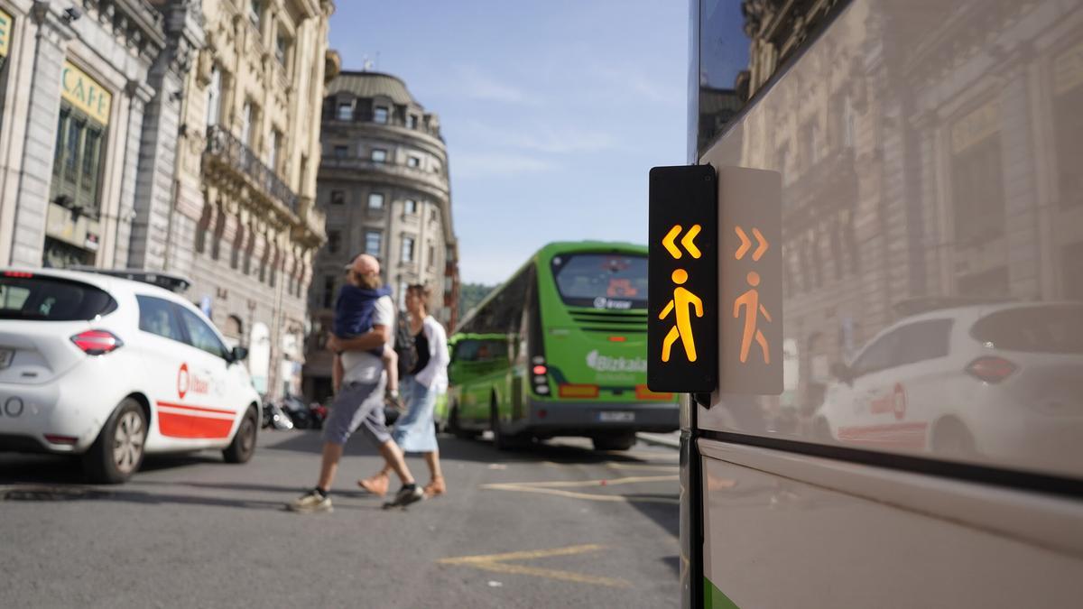 Presentación de la primera unidad interurbana del Estado equipada con un sistema antiatropellos, de Bizkaibus