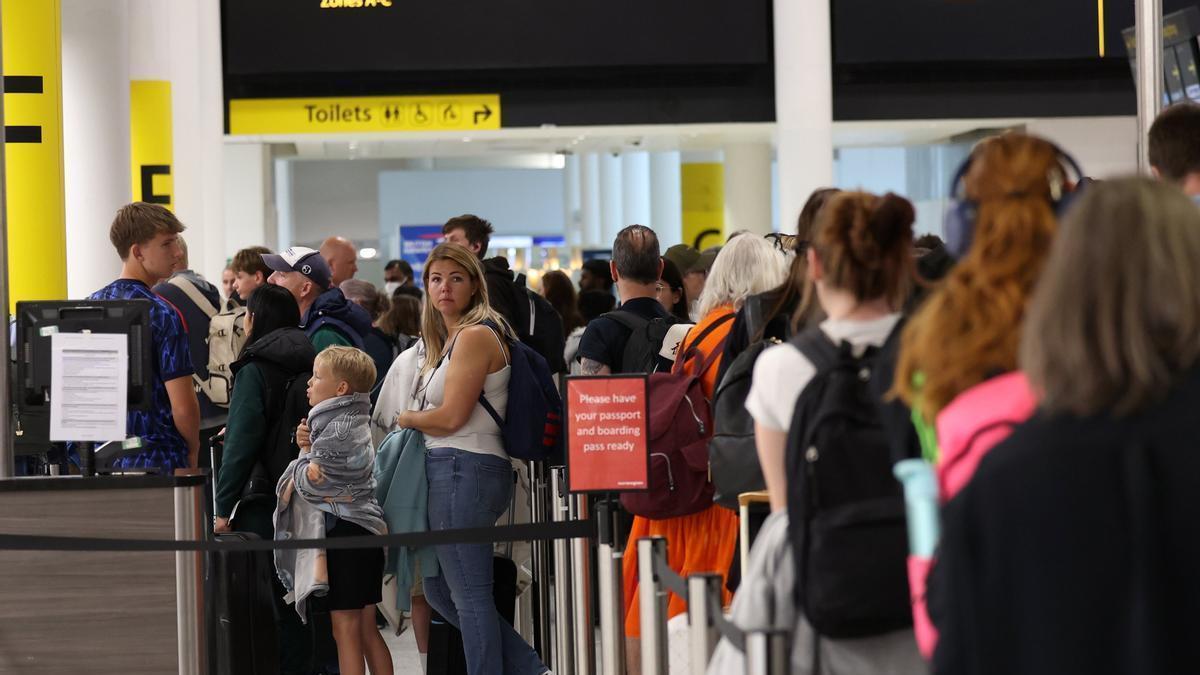 Pasajeros esperan en el aeropuerto de Gatwick tras el incidente.