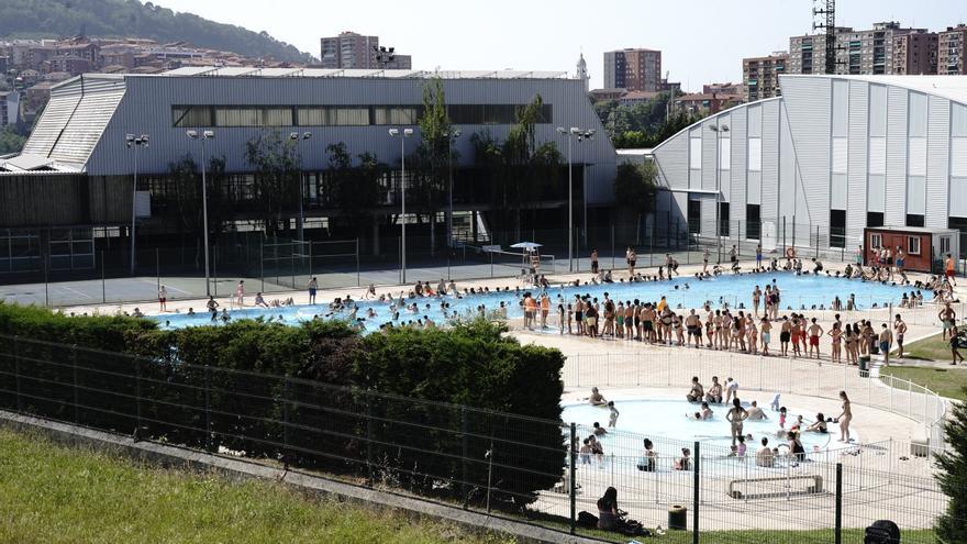 Cola de una hora para bañarse en las piscinas de Basauri: "Prefiero gastar ese tiempo aparcando en la playa"