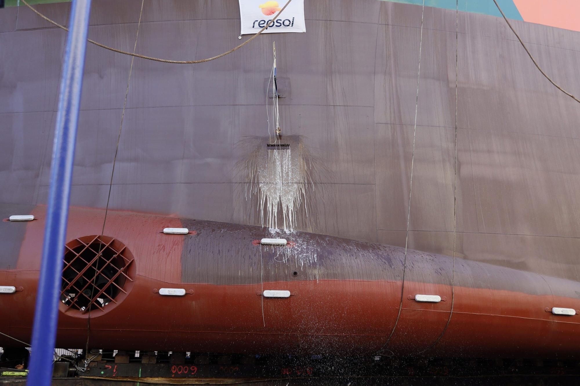 En imágenes: Murueta bota en Erandio un barco de transporte de combustible