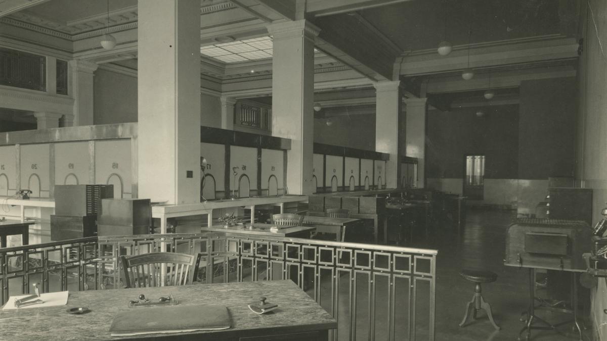 Patio de operaciones de la nueva sede central de la Caja Municipal de Vitoria, en 1950.