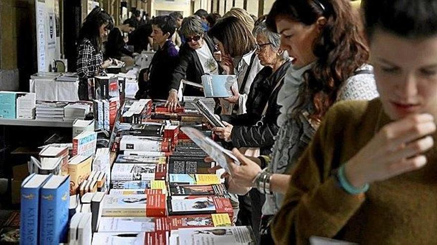 La plaza Gipuzkoa de Donostia aglutinó ayer a centenares de bibliófilos.
