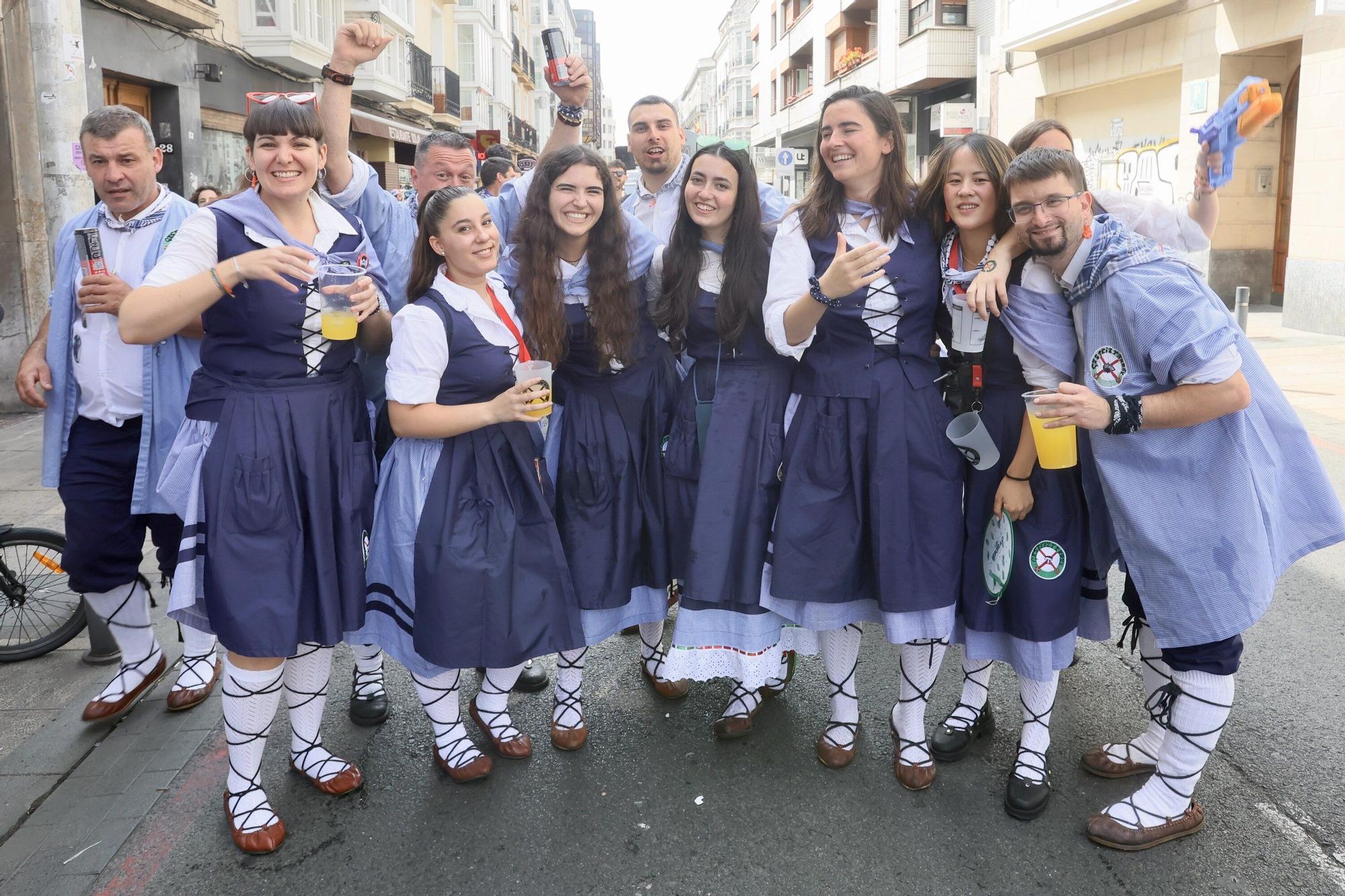 En imágenes: Blusas y neskas desfilan en el segundo paseíllo
