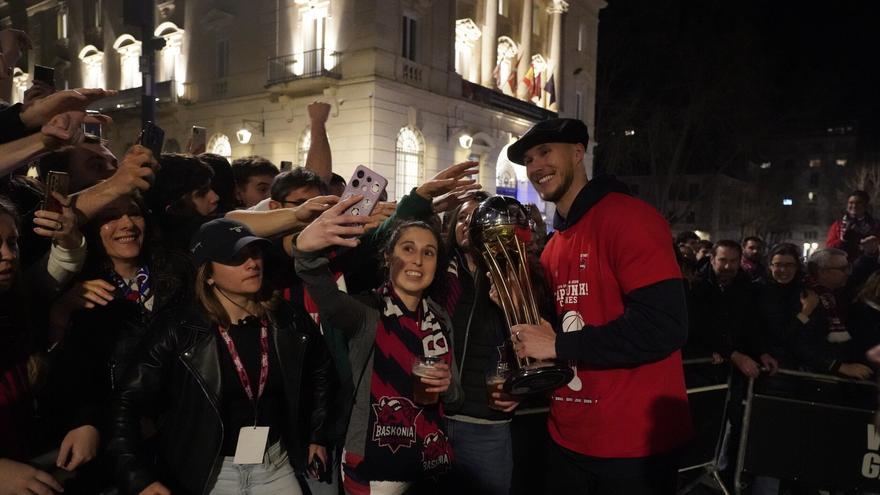 Los jugadores del Baskonia se rinden al calor de la afición