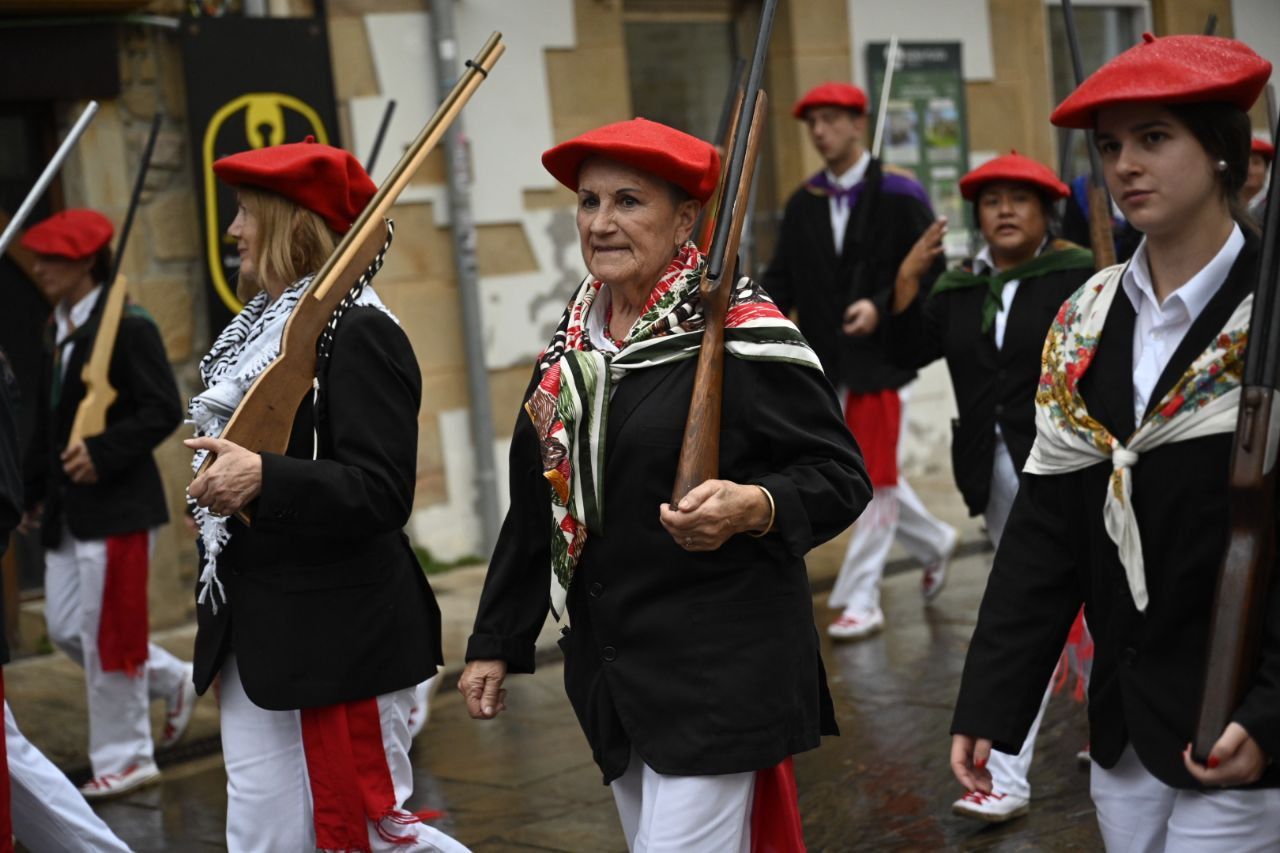 La compañía Jaizkibel desfila en Hondarribia