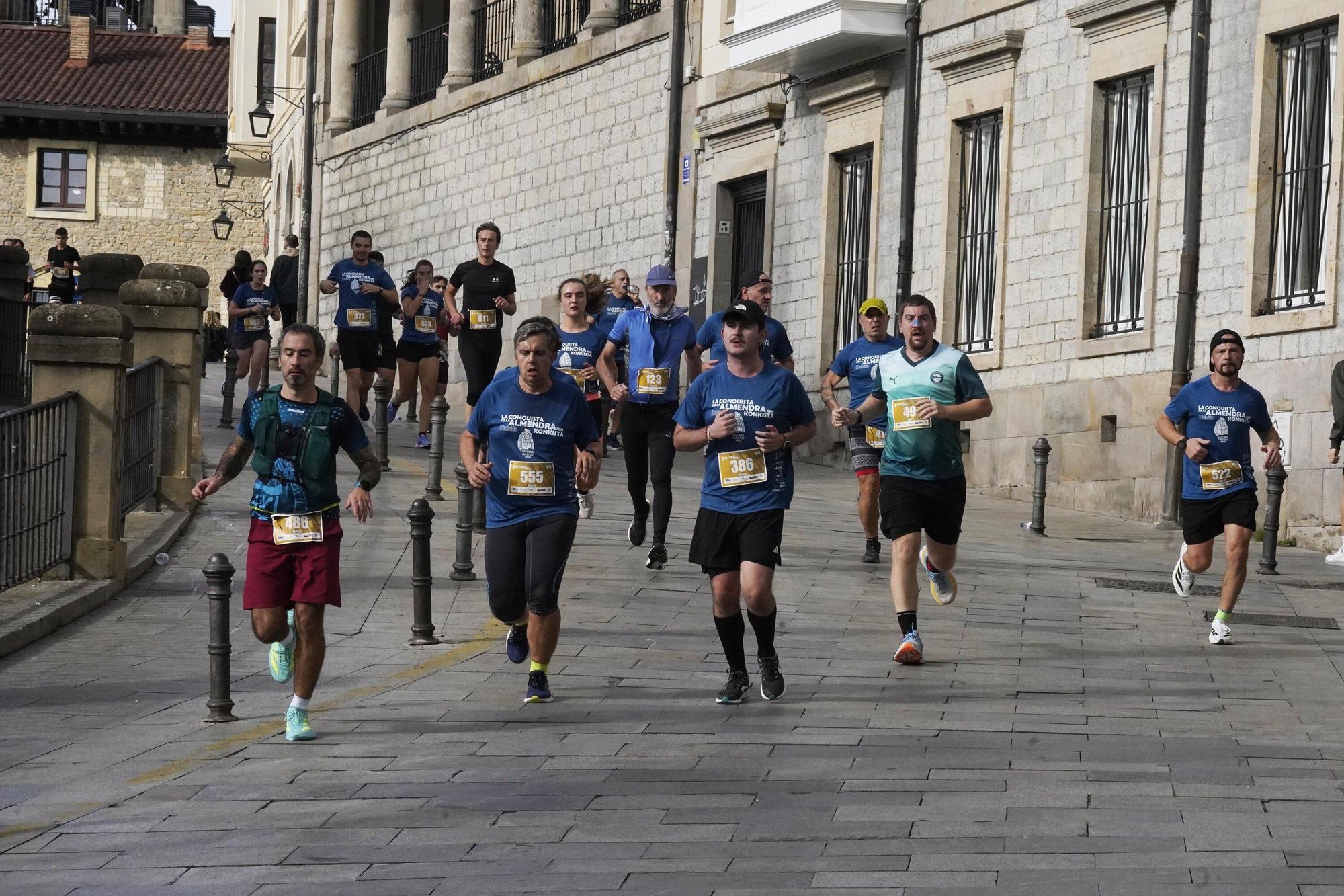 En imágenes: Miles de personas conquistan la Almendra de Gasteiz