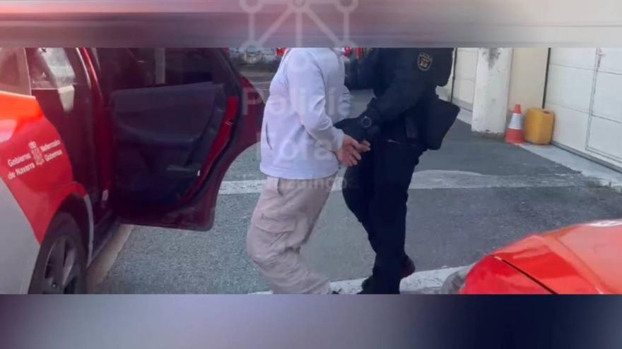 Vídeo del traslado de un detenido por falsedad documental al Palacio de Justicia de Navarra
