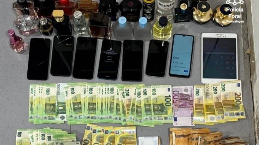 Detenidos en Olazti con 13.000 euros en efectivo, móviles, ropa y perfumes en el coche
