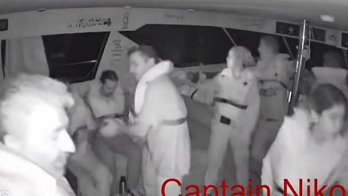 Imagen de varios miembros de la flotilla en el interior de la embarcación.