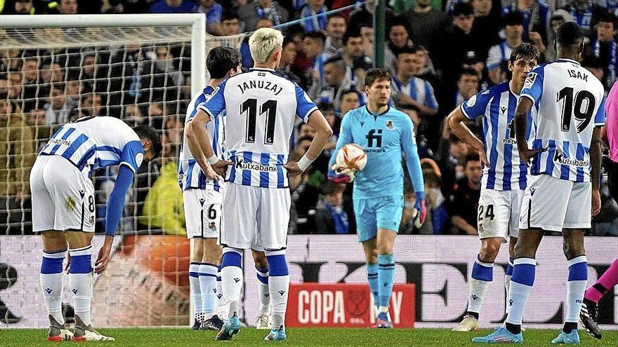 Los jugadores realistas se lamentan tras encajar uno de los goles en el 0-4 de la Copa.