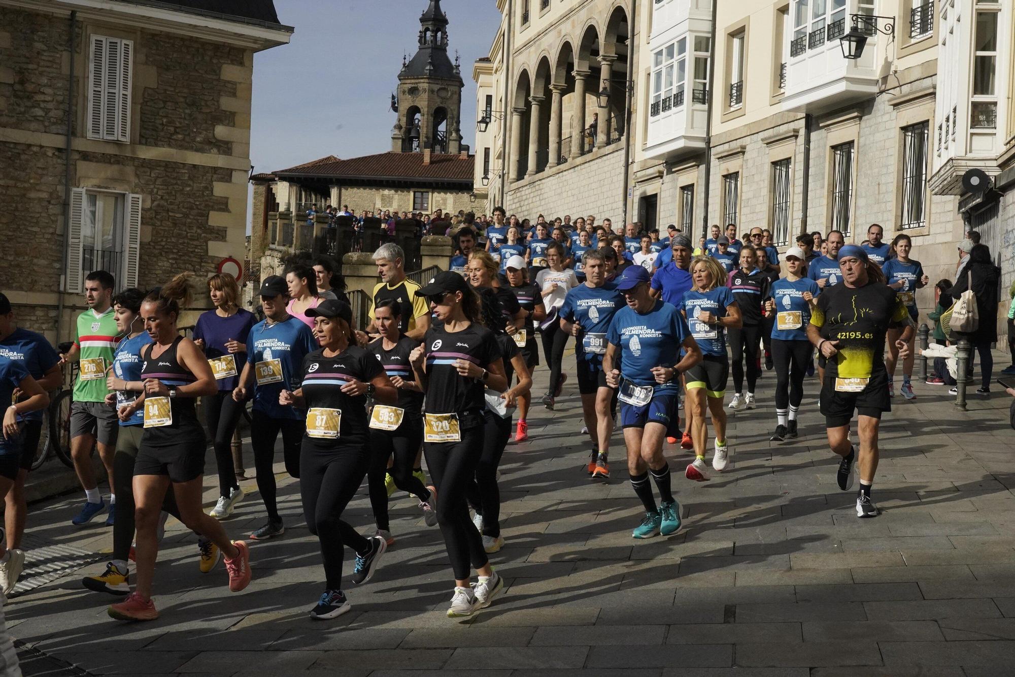 En imágenes: Miles de personas conquistan la Almendra de Gasteiz