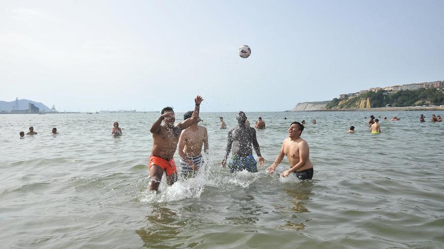 Cuatro playas de Bizkaia comienzan la temporada  bajo la recomendación de no bañarse por alteraciones microbiológicas