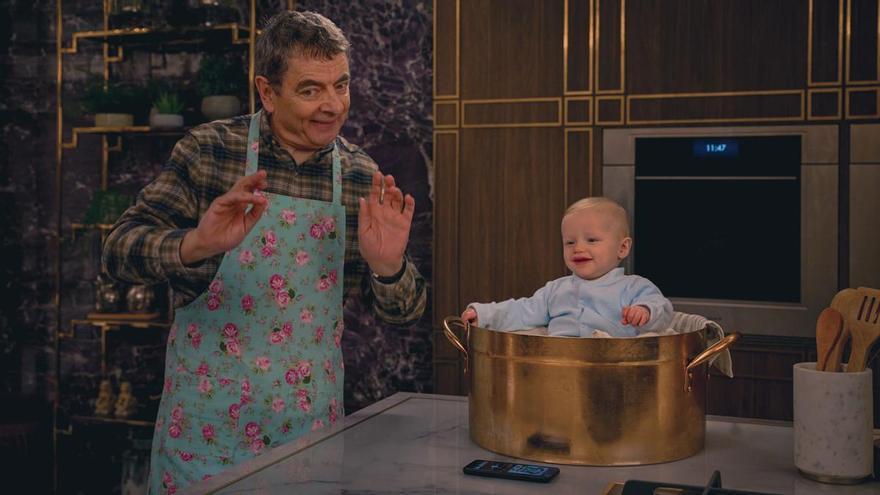 Rowan Atkinson y un bebé, juntos en una comedia navideña de Netflix