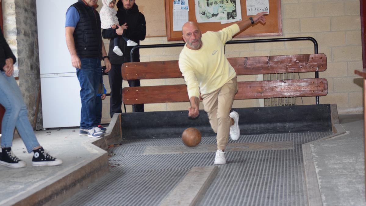 Un jugador de bolos en el Lautada Eguna 2025 en Agurain