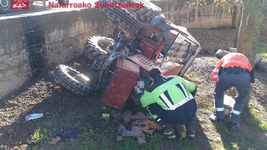 Herido grave un vecino de Aibar de 78 años tras volcar con su tractor en Cáseda