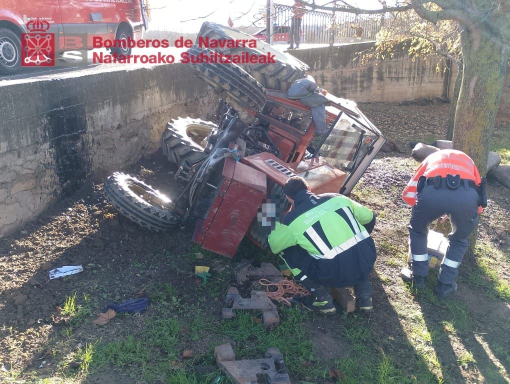 Imágenes del tractor volcado en Cáseda
