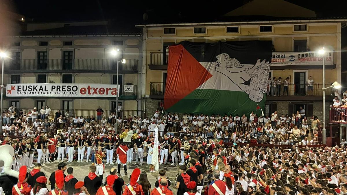 La gigantesca bandera palestina desplegada ayer durante la tamborrada de Deba
