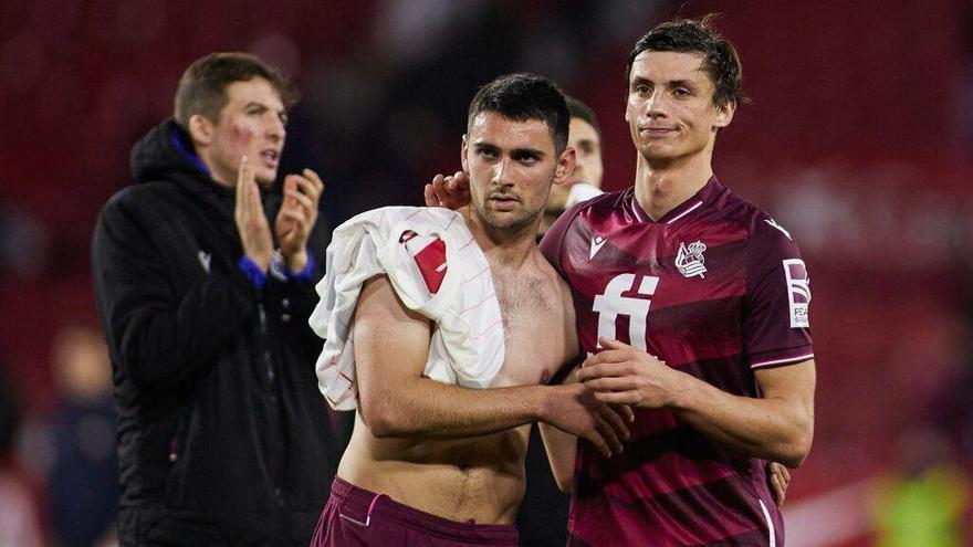 Ander Martín y Le Normand, al término del partido del pasado domingo en Sevilla.