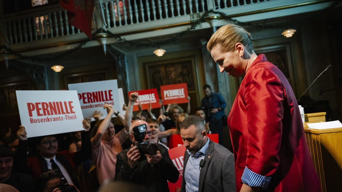 La líder del Partido Socialdemócrata de Dinamarca, Mette Frederiksen, al acabar la comparecencia tras las elecciones municipales