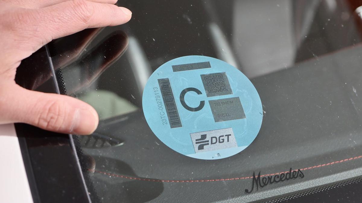 Coche con pegatina ambiental &#039;C&#039;.