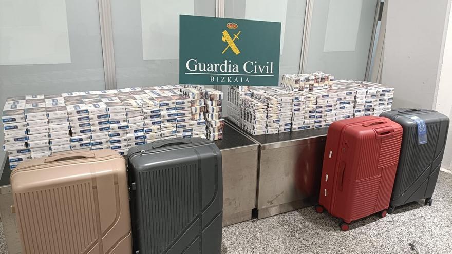 Interceptadas dos pasajeras con 3.800 cajetillas de tabaco de contrabando en el aeropuerto de Bilbao