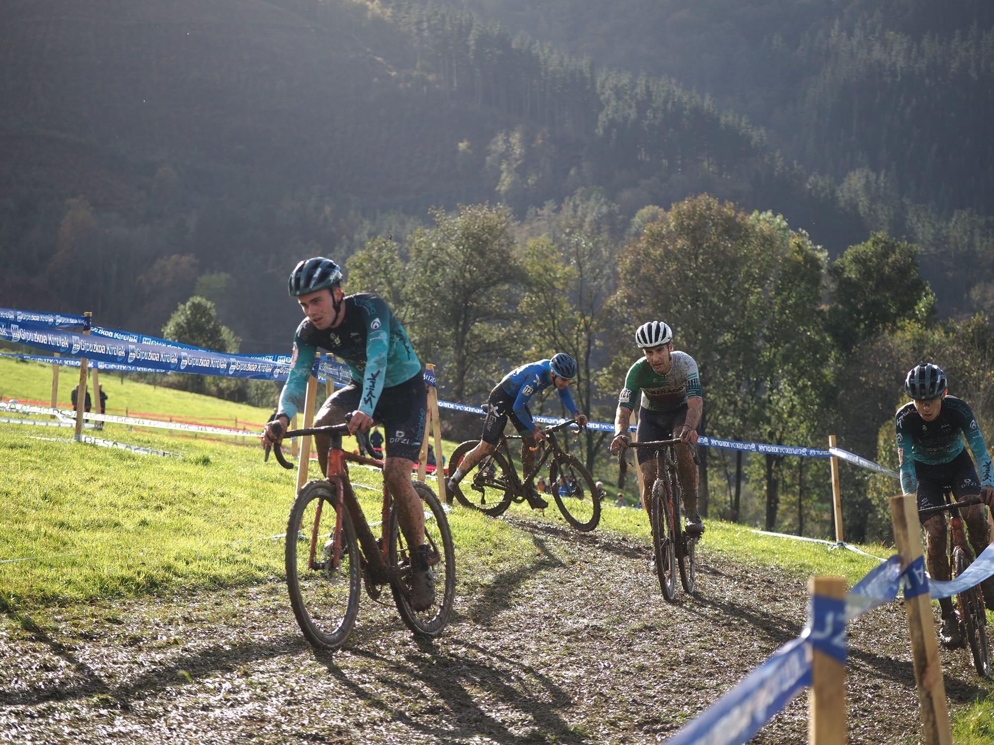 El barro se sumó al espectáculo de ciclocross en Elgoibar
