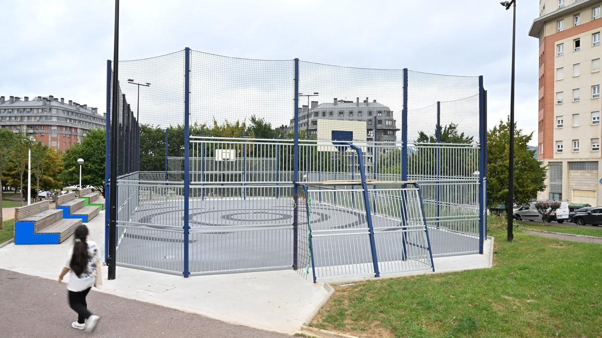 Después de tres semanas, la pista multideporte de Jardines Gernika en Miribilla permanece cerrada