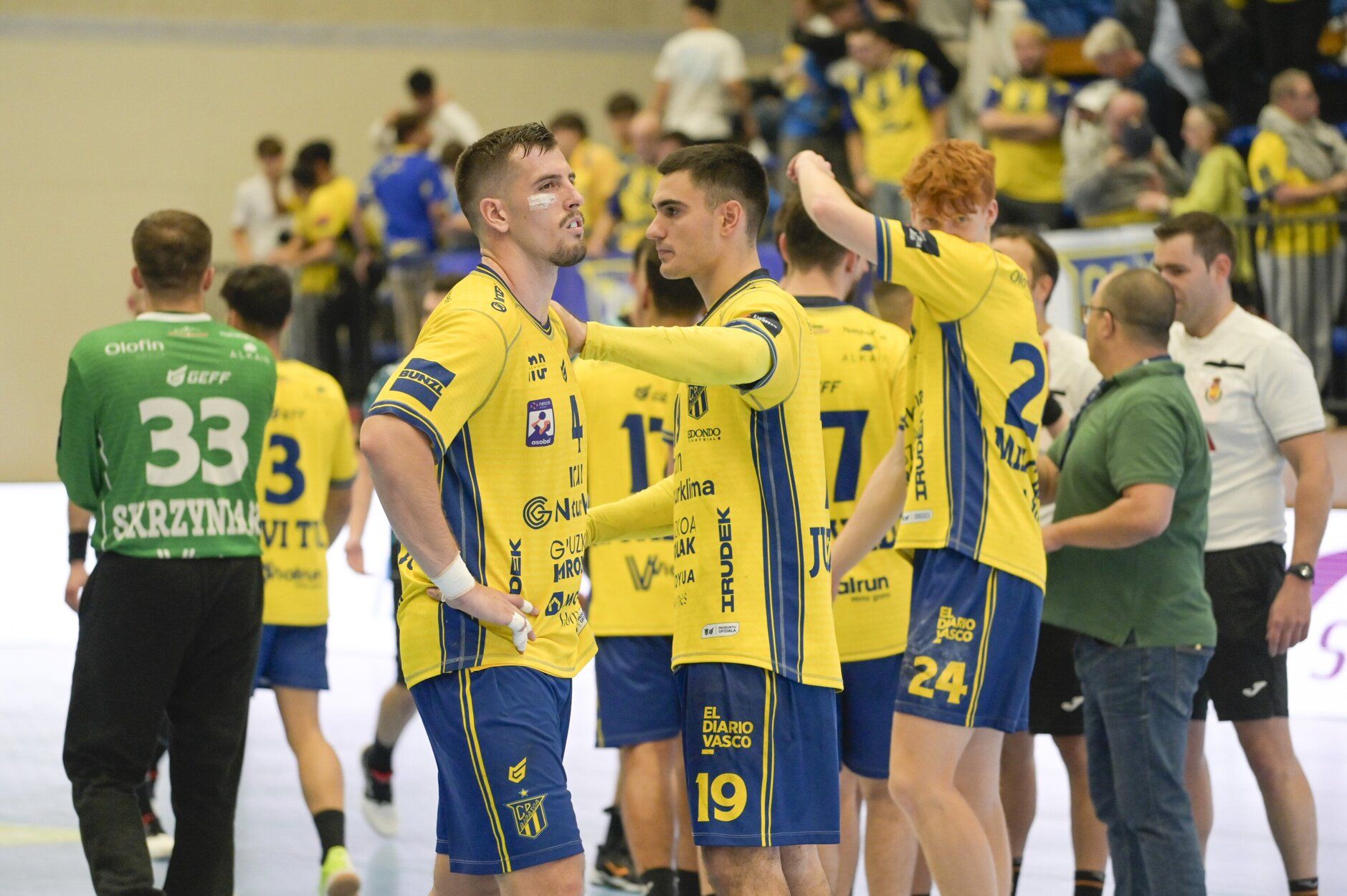 Los jugadores del Irudek Bidasoa Irun, tras el empate ante Ademar de León en Artaleku