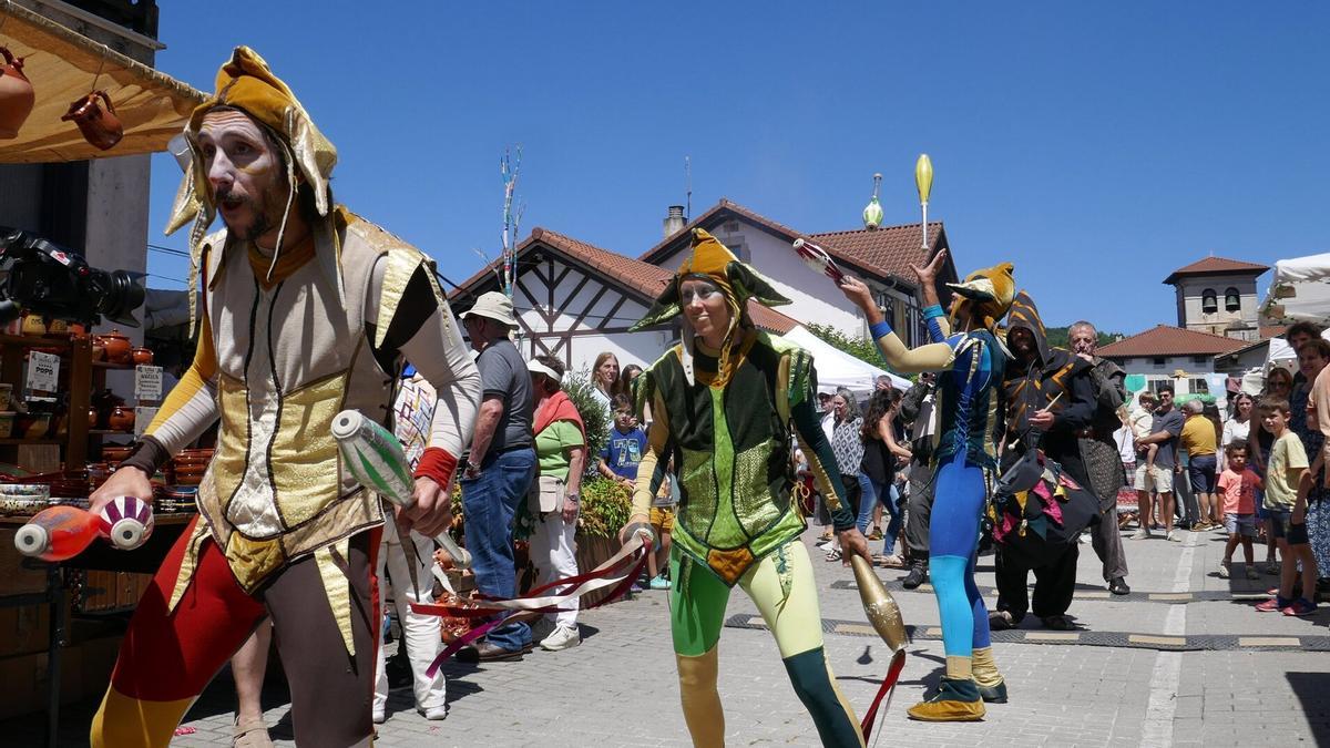Juglares, malabaristas y otros personajes en el Mercado de Antaño.