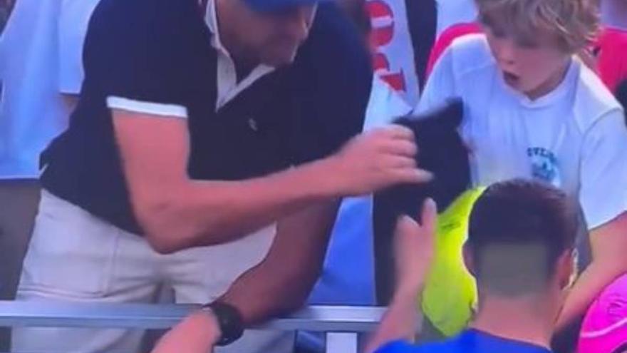 Las redes arden contra empresario que robó a un niño la gorra de un tenista